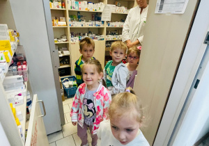 Poznajemy zawód farmaceuty - wycieczka do apteki w gr. XI