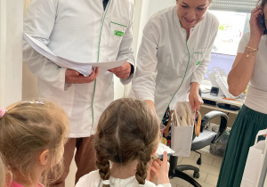 Poznajemy zawód farmaceuty - wycieczka do apteki w gr. XI