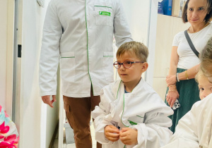 Poznajemy zawód farmaceuty - wycieczka do apteki w gr. XI