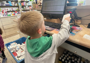 Poznajemy zawód farmaceuty - wycieczka do apteki w gr. XI