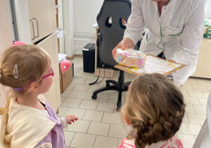 Poznajemy zawód farmaceuty - wycieczka do apteki w gr. XI