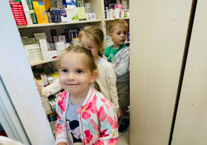 Poznajemy zawód farmaceuty - wycieczka do apteki w gr. XI