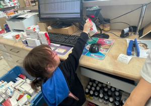 Poznajemy zawód farmaceuty - wycieczka do apteki w gr. XI
