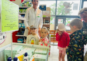 Poznajemy zawód farmaceuty - wycieczka do apteki w gr. XI