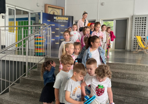 Pełne energii i ciekawości przedszkolaki z Białego konika w III LO w Koninie!