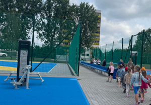 Pełne energii i ciekawości przedszkolaki z Białego konika w III LO w Koninie!