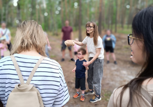 „Bo z rodziną fajnie jest…” – integrująca wycieczka do ŻArtowni w grupie XII