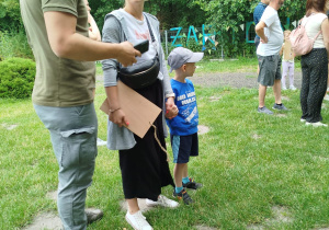 „Bo z rodziną fajnie jest…” – integrująca wycieczka do ŻArtowni w grupie XII