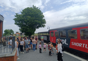 „Bo z rodziną fajnie jest…” – integrująca wycieczka do ŻArtowni w grupie XII