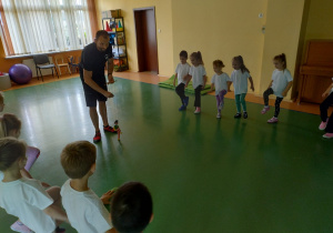 „Ruch to zdrowie – każdy przedszkolak to powie” – zajęcia sportowe w gr. XI i XII