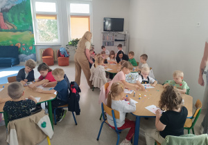 Wizyta gr. XI i XII w SP nr 9 im. Bohaterów Westerplatte w Koninie połączona z Międzynarodowym Dniem Kropki