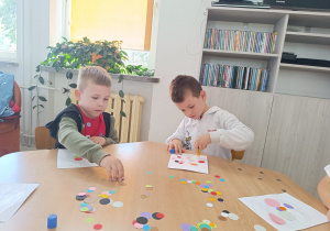 Wizyta gr. XI i XII w SP nr 9 im. Bohaterów Westerplatte w Koninie połączona z Międzynarodowym Dniem Kropki