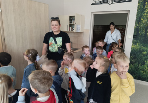 Wizyta gr. XI i XII w SP nr 9 im. Bohaterów Westerplatte w Koninie połączona z Międzynarodowym Dniem Kropki