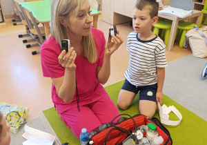 Poznajemy zawód pielęgniarki, czyli spotkanie z mamusią Antosi w gr. XII w ramach preorientacji zawodowej