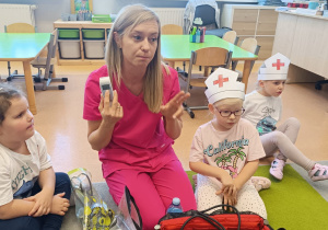 Poznajemy zawód pielęgniarki, czyli spotkanie z mamusią Antosi w gr. XII w ramach preorientacji zawodowej