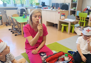 Poznajemy zawód pielęgniarki, czyli spotkanie z mamusią Antosi w gr. XII w ramach preorientacji zawodowej