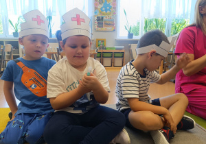 Poznajemy zawód pielęgniarki, czyli spotkanie z mamusią Antosi w gr. XII w ramach preorientacji zawodowej