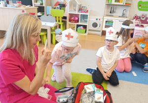 Poznajemy zawód pielęgniarki, czyli spotkanie z mamusią Antosi w gr. XII w ramach preorientacji zawodowej