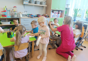 Poznajemy zawód pielęgniarki, czyli spotkanie z mamusią Antosi w gr. XII w ramach preorientacji zawodowej