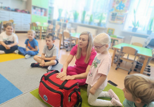 Poznajemy zawód pielęgniarki, czyli spotkanie z mamusią Antosi w gr. XII w ramach preorientacji zawodowej