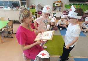 Poznajemy zawód pielęgniarki, czyli spotkanie z mamusią Antosi w gr. XII w ramach preorientacji zawodowej