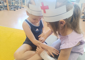 Poznajemy zawód pielęgniarki, czyli spotkanie z mamusią Antosi w gr. XII w ramach preorientacji zawodowej