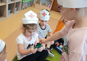 Poznajemy zawód pielęgniarki, czyli spotkanie z mamusią Antosi w gr. XII w ramach preorientacji zawodowej