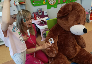 Poznajemy zawód pielęgniarki, czyli spotkanie z mamusią Antosi w gr. XII w ramach preorientacji zawodowej