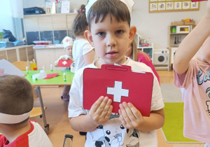 Poznajemy zawód pielęgniarki, czyli spotkanie z mamusią Antosi w gr. XII w ramach preorientacji zawodowej