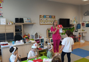 Poznajemy zawód pielęgniarki, czyli spotkanie z mamusią Antosi w gr. XII w ramach preorientacji zawodowej