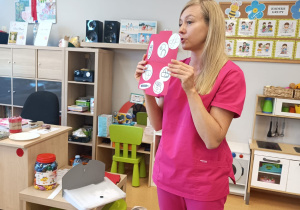 Poznajemy zawód pielęgniarki, czyli spotkanie z mamusią Antosi w gr. XII w ramach preorientacji zawodowej