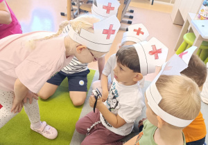 Poznajemy zawód pielęgniarki, czyli spotkanie z mamusią Antosi w gr. XII w ramach preorientacji zawodowej