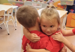 „Tęcza Przyjaźni i Kolorowe Emocje w Dniu Chłopaka” - zajęcia w grupie X w ramach Tygodnia Budowania Relacji