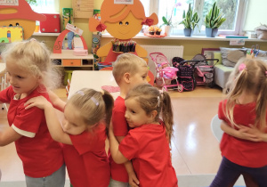 „Tęcza Przyjaźni i Kolorowe Emocje w Dniu Chłopaka” - zajęcia w grupie X w ramach Tygodnia Budowania Relacji