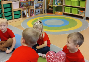 „Tęcza Przyjaźni i Kolorowe Emocje w Dniu Chłopaka” - zajęcia w grupie X w ramach Tygodnia Budowania Relacji