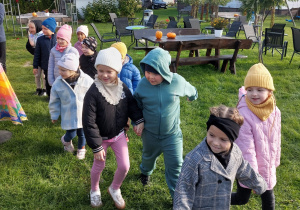 Gr. V Świętuje Dzień Chłopca w „Wiejskim podwórku Alpaki i inne zwierzaki” w ramach Tygodnia Budowania Relacji