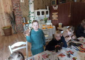 Gr. V Świętuje Dzień Chłopca w „Wiejskim podwórku Alpaki i inne zwierzaki” w ramach Tygodnia Budowania Relacji