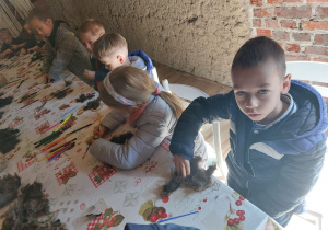 Gr. V Świętuje Dzień Chłopca w „Wiejskim podwórku Alpaki i inne zwierzaki” w ramach Tygodnia Budowania Relacji