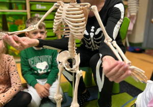 "Wesoły Kostek"- spotkanie z rehabilitantką gr.VI