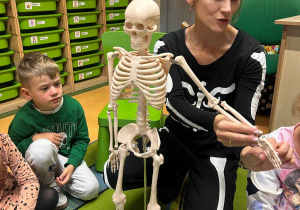 "Wesoły Kostek"- spotkanie z rehabilitantką gr.VI