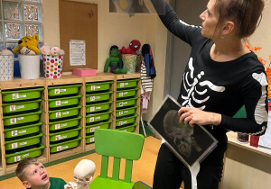 "Wesoły Kostek"- spotkanie z rehabilitantką gr.VI