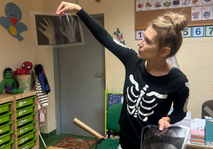 "Wesoły Kostek"- spotkanie z rehabilitantką gr.VI