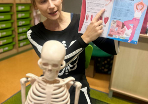 "Wesoły Kostek"- spotkanie z rehabilitantką gr.VI
