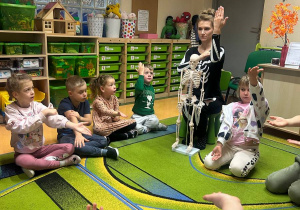 "Wesoły Kostek"- spotkanie z rehabilitantką gr.VI