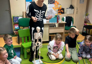 "Wesoły Kostek"- spotkanie z rehabilitantką gr.VI