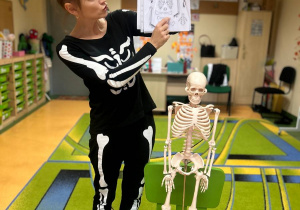 "Wesoły Kostek"- spotkanie z rehabilitantką gr.VI