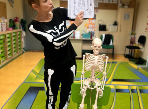 "Wesoły Kostek"- spotkanie z rehabilitantką w grupie VI