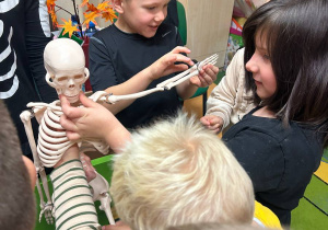 "Wesoły Kostek"- spotkanie z rehabilitantką gr.VI