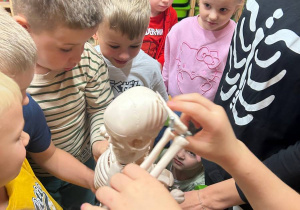 "Wesoły Kostek"- spotkanie z rehabilitantką gr.VI