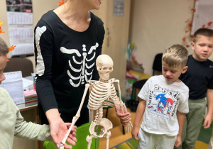 "Wesoły Kostek"- spotkanie z rehabilitantką gr.VI